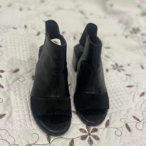 Black sandals with elastic band at the back. Size 6. - Picture 2 of 6